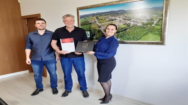 Faculdade e Fundação Antônio Meneghetti Visitam o Prefeito